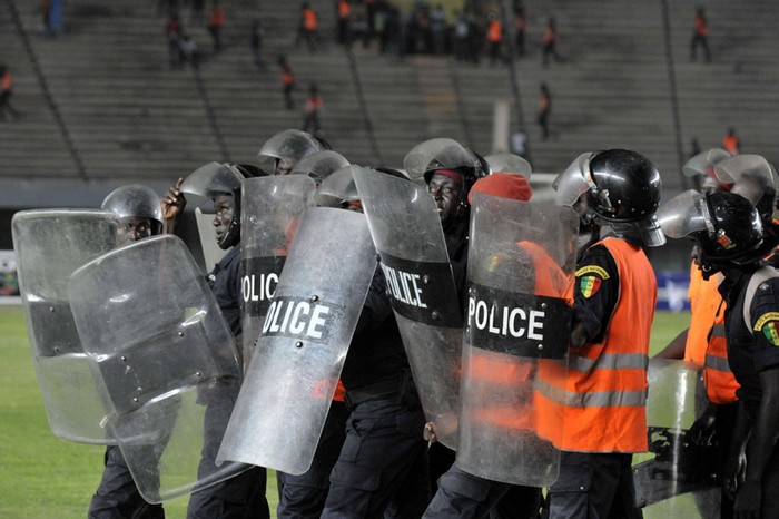 Phút giây hết sức căng thẳng của cảnh sát chống bạo động Senegal.